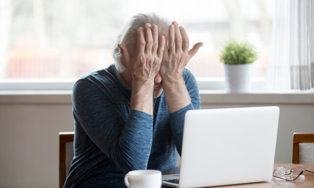TØRRE ØYNE: Skjermtitting på pc eller mobil kan gi tørre øyne. Foto: NTB Scanpix/Shutterstock. TØRRE ØYNE: Skjermtitting på pc eller mobil kan gi tørre øyne. Foto: NTB Scanpix/Shutterstock.